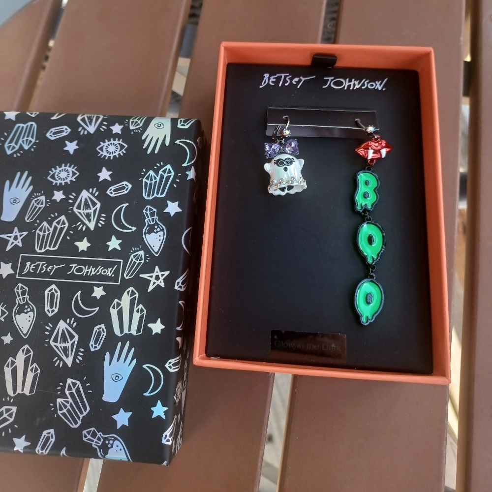 BETSEY JOHNSON NWT GLOW IN THE DARK EARRINGS NWT / BOX